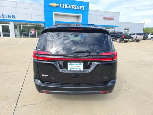 Used 2025 Chrysler Pacifica Limited FWD image 11