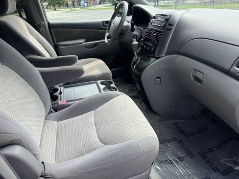 Used 2009 Toyota Sienna LE FWD image 32
