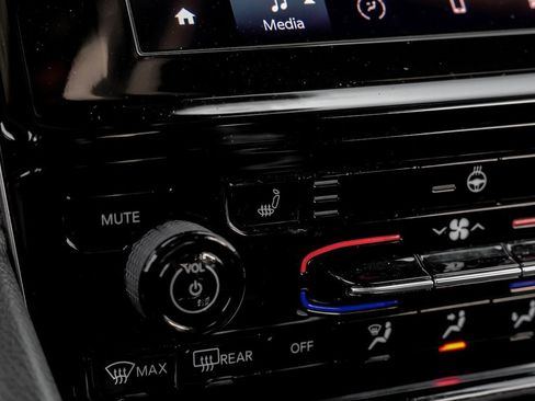 Used 2023 Jeep Grand Cherokee L Laredo image 32