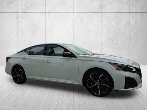 Used 2024 Nissan Altima 2.5 SR FWD image 2