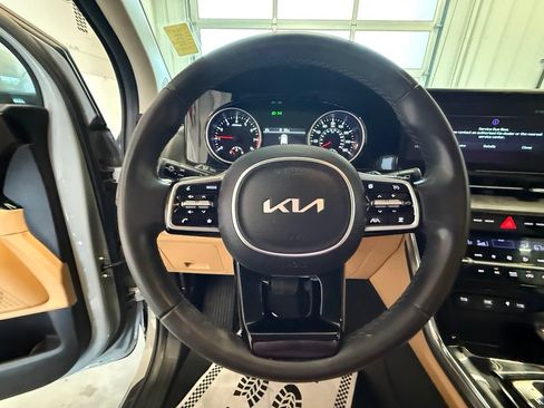 Used 2024 Kia Carnival EX FWD image 31