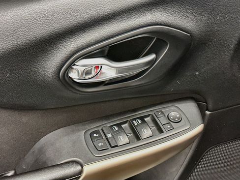Used 2017 Jeep Cherokee Sport AWD/4WD image 15