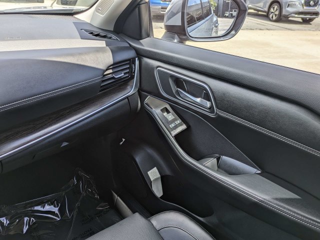 Certified 2025 Nissan Rogue Platinum FWD image 18