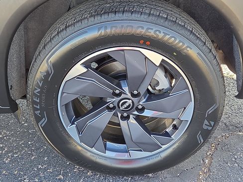 Used 2024 Nissan Rogue SV image 9