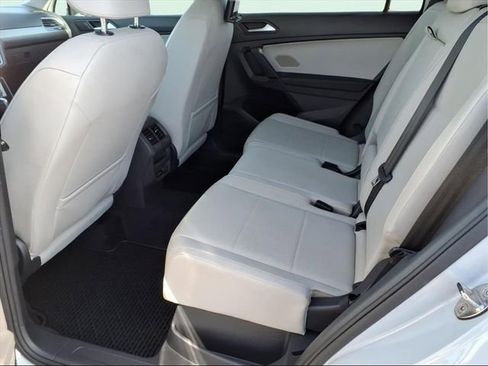 Used 2019 Volkswagen Tiguan SE w/ Panoramic Sunroof Package image 7
