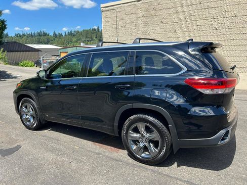 Used 2017 Toyota Highlander Limited Platinum AWD/4WD image 8
