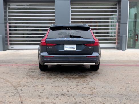 Used 2025 Volvo V60 B5 Cross Country Plus image 8