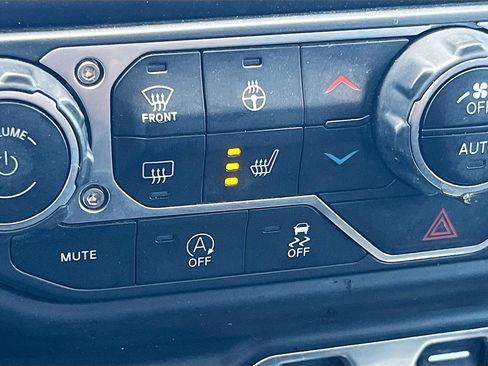 Used 2022 Jeep Wrangler Unlimited Rubicon w/ Cold Weather Group AWD/4WD image 22