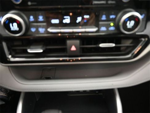 Used 2021 Toyota Highlander XLE image 3