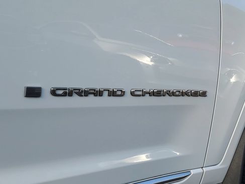 Used 2022 Jeep Grand Cherokee Summit AWD/4WD image 7