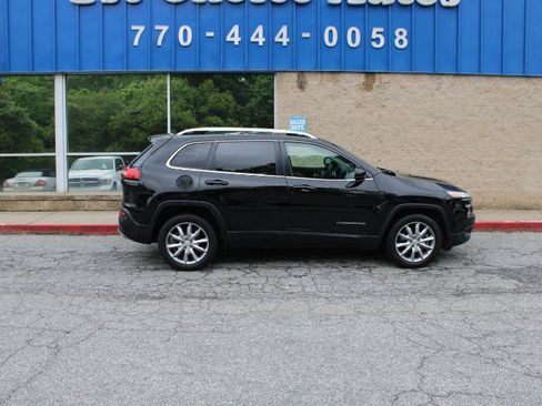 Used 2018 Jeep Cherokee Limited w/ Technology Group FWD image 19