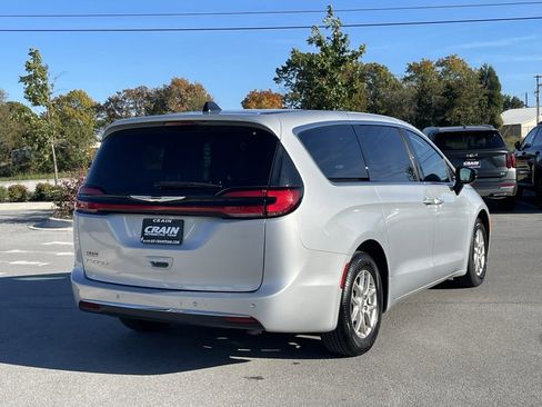 Used 2024 Chrysler Pacifica Touring-L image 7