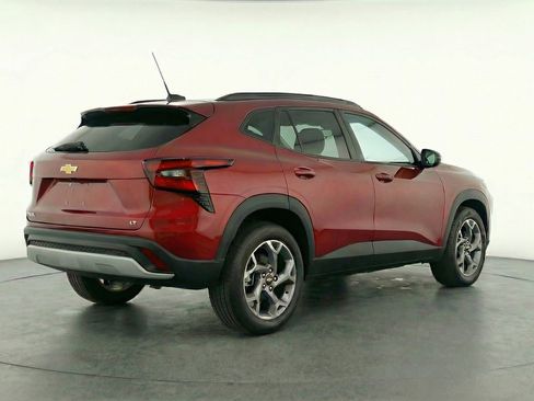 Used 2025 Chevrolet Trax LT w/ LT Convenience Package image 9