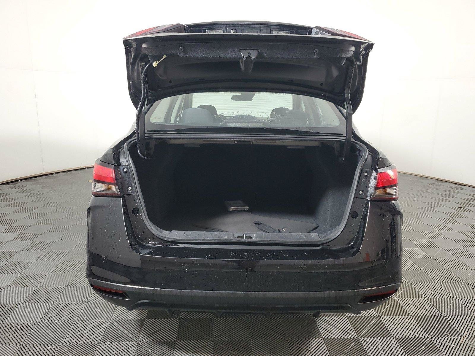 Used 2025 Nissan Versa SR FWD image 9