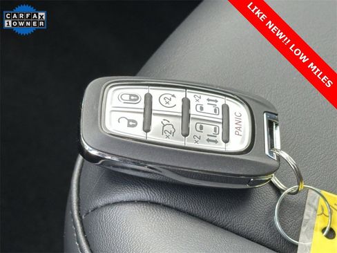 Used 2025 Chrysler Pacifica Select image 26