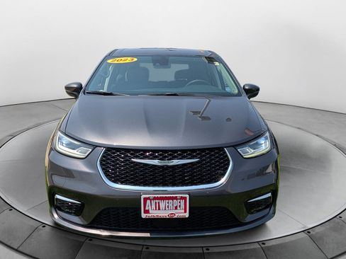 Used 2023 Chrysler Pacifica Touring-L FWD image 8