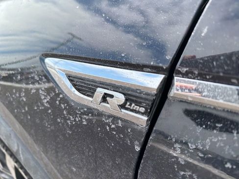 Used 2018 Volkswagen Tiguan SEL Premium w/ R-Line Package image 4