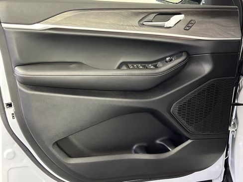 New 2025 Jeep Grand Cherokee Limited image 9