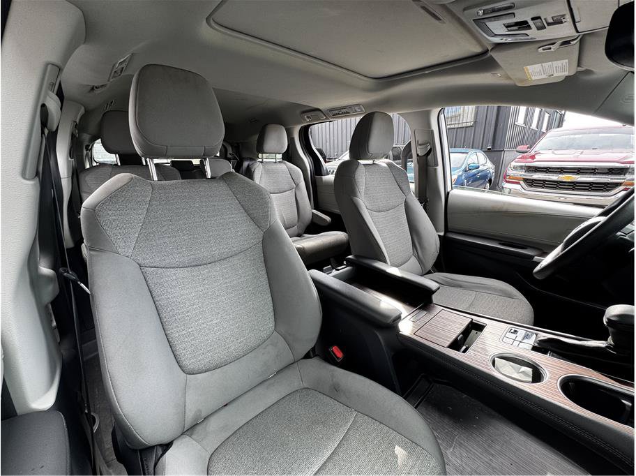 Used 2022 Toyota Sienna LE w/ LE Plus Package FWD image 4