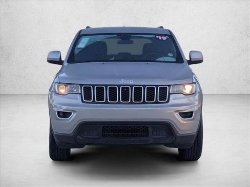 Used 2019 Jeep Grand Cherokee Laredo image 2