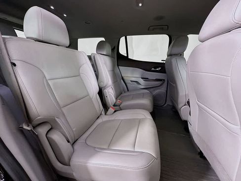 Used 2023 GMC Acadia SLT w/ Preferred Package image 32