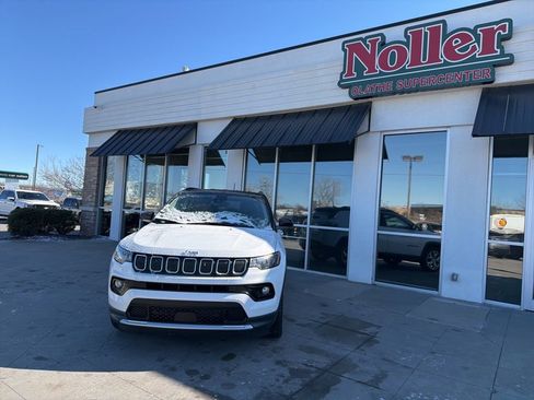 Used 2022 Jeep Compass Limited image 1