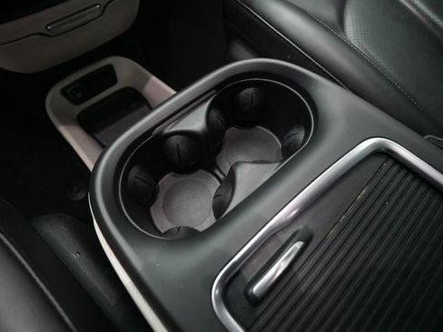 Used 2023 Chrysler Pacifica Touring-L image 18