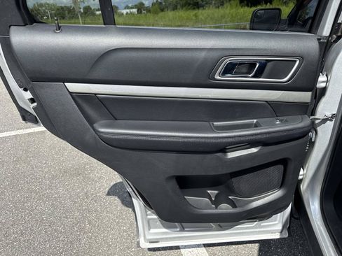 Used 2017 Ford Explorer XLT w/ Equipment Group 202A FWD image 9