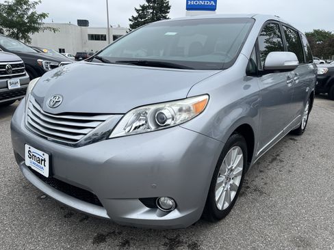 Used 2014 Toyota Sienna Limited w/ Limited Premium Package FWD image 2