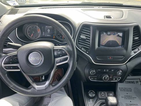 Used 2019 Jeep Cherokee Latitude w/ Popular Appearance Group AWD/4WD image 11