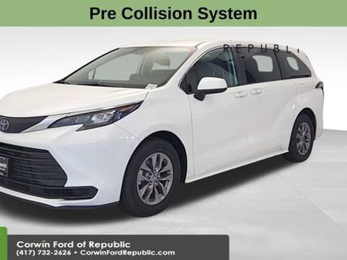 Used 2024 Toyota Sienna LE image 3