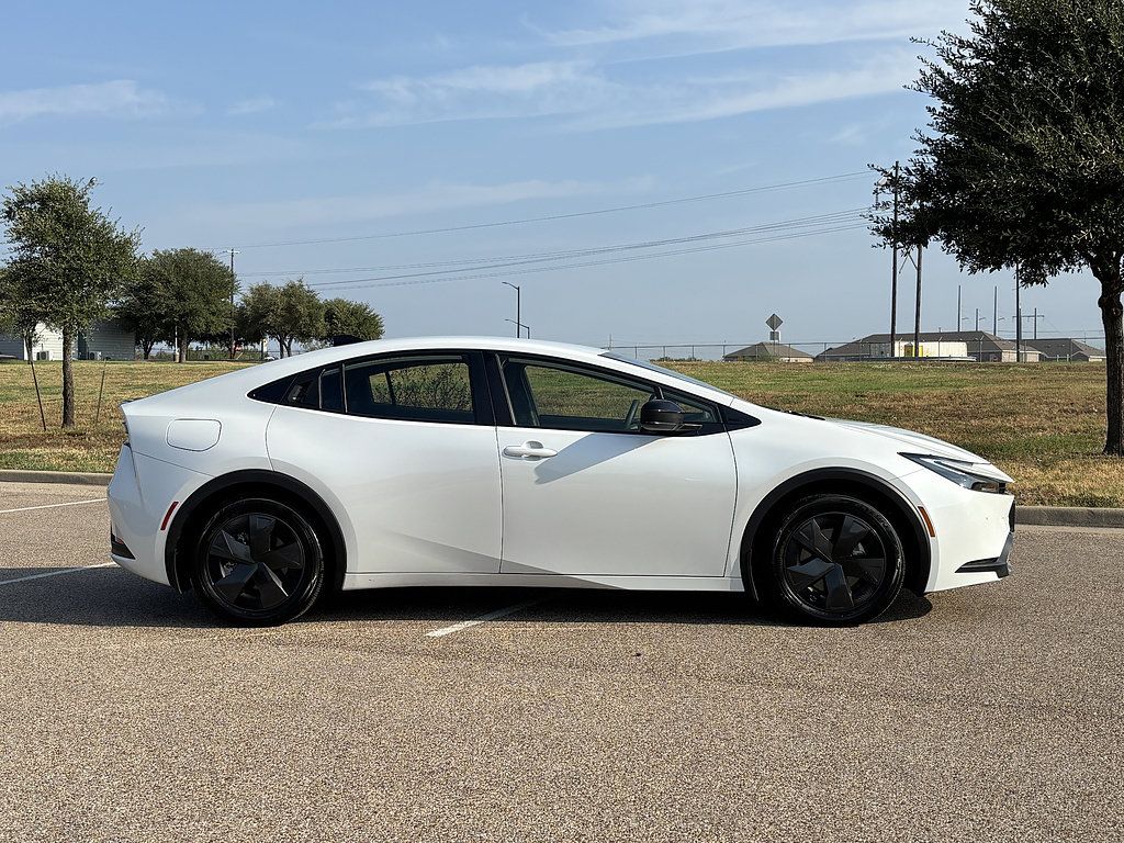 Used 2026 Toyota Prius Plug-In Hybrid FWD image 5