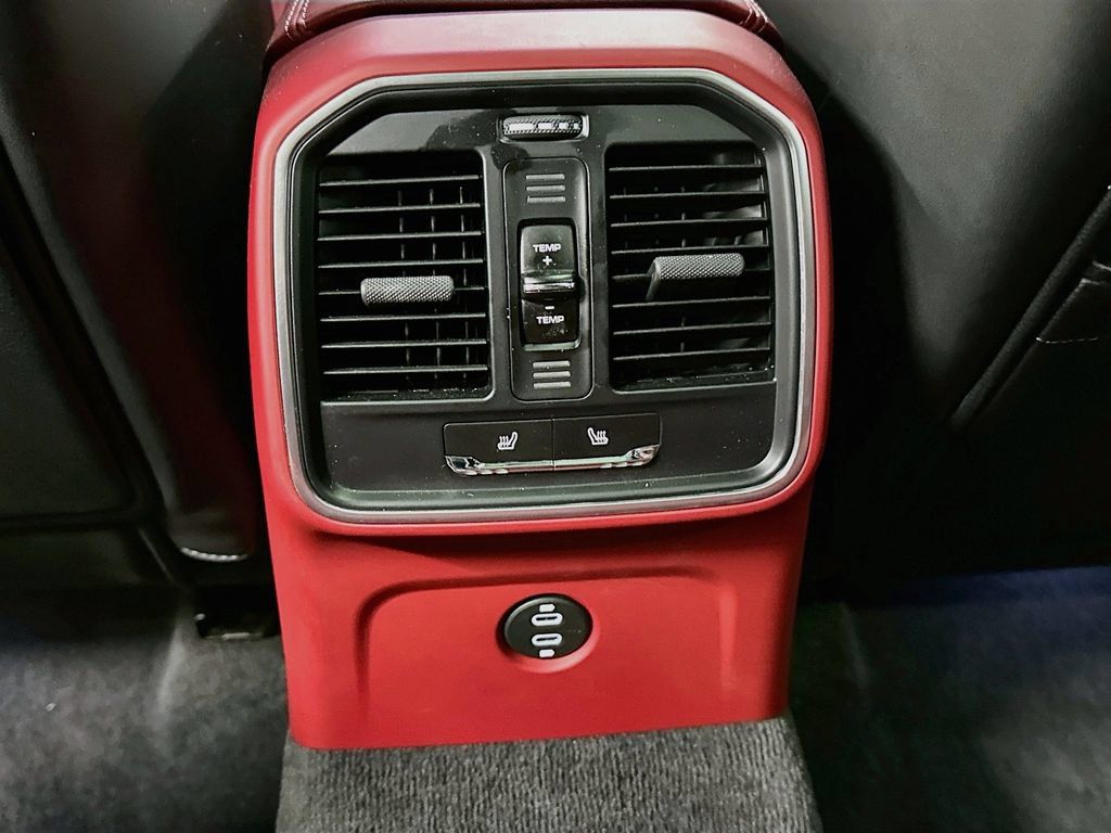 Certified 2025 Porsche Macan AWD/4WD image 26