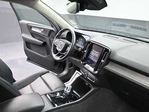 Used 2025 Volvo XC40 B5 Plus image 17