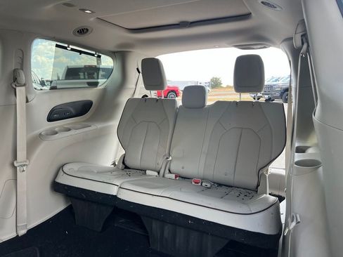 Used 2017 Chrysler Pacifica Limited w/ Advanced Safetytec Group FWD image 17