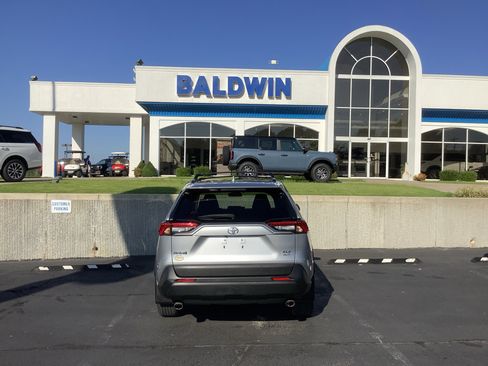 Used 2022 Toyota RAV4 XLE Premium image 6