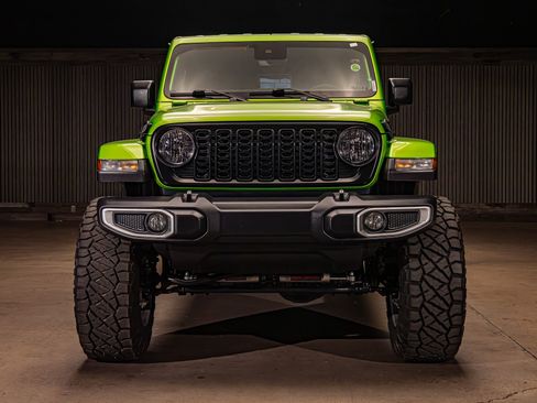 Used 2025 Jeep Gladiator Sport AWD/4WD image 2