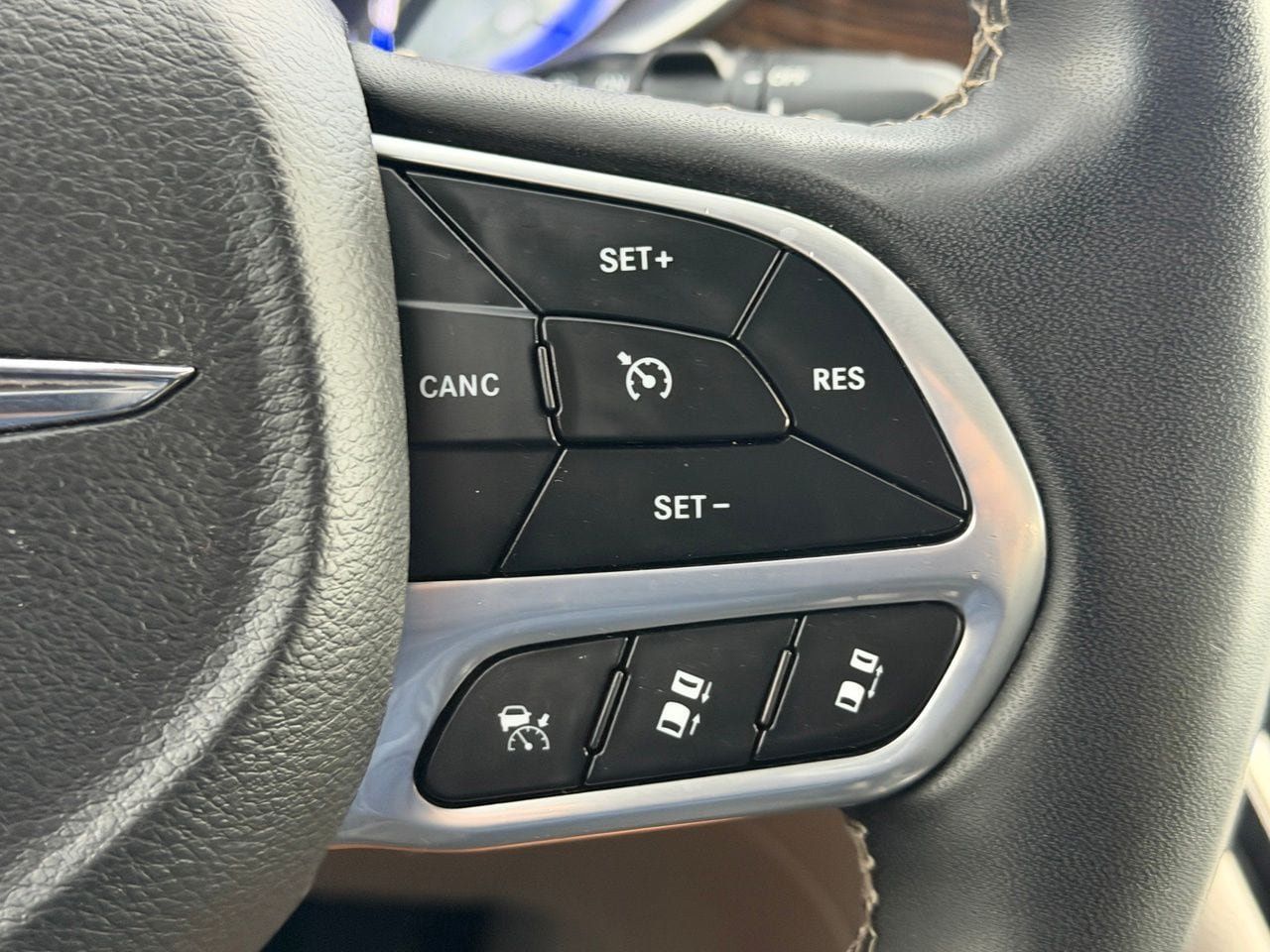 Used 2023 Chrysler Pacifica Limited FWD image 18
