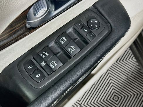 Used 2023 Chrysler Pacifica Limited FWD image 18