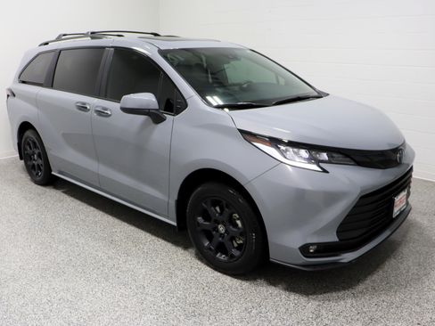 Used 2025 Toyota Sienna XLE Woodland Edition image 4