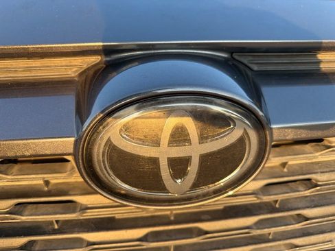 Used 2019 Toyota RAV4 LE FWD image 13