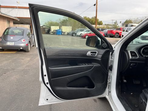 Used 2021 Jeep Grand Cherokee Laredo X image 12