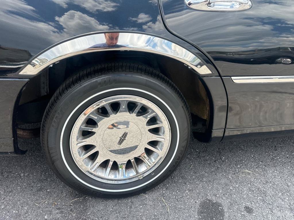 Used 2002 Lincoln Town Car Cartier RWD image 14