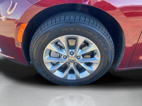 Used 2023 Chrysler Pacifica Touring-L image 10