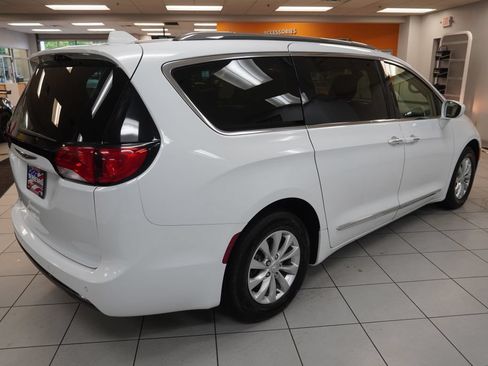 Used 2018 Chrysler Pacifica Touring-L w/ Premium Audio Group FWD image 12
