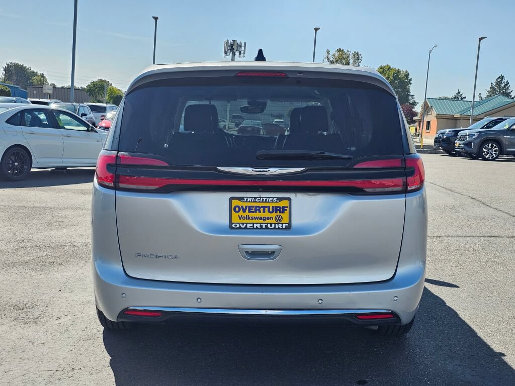 Used 2024 Chrysler Pacifica Touring-L FWD image 5