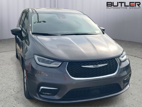 Used 2023 Chrysler Pacifica Touring-L image 5