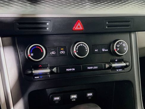 Used 2024 Kia Carnival LX FWD image 14