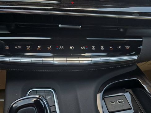 Used 2023 Cadillac Escalade Premium Luxury AWD/4WD image 30