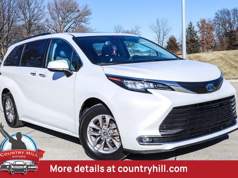 Used 2023 Toyota Sienna XLE image 1